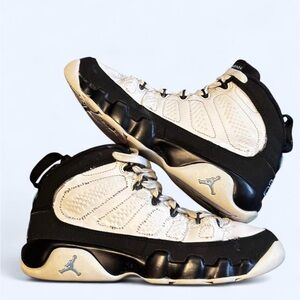 Air Jordan 9 RETRO
- White/University Blue-Black
- Size 6.5 Youth or 4.5 Women